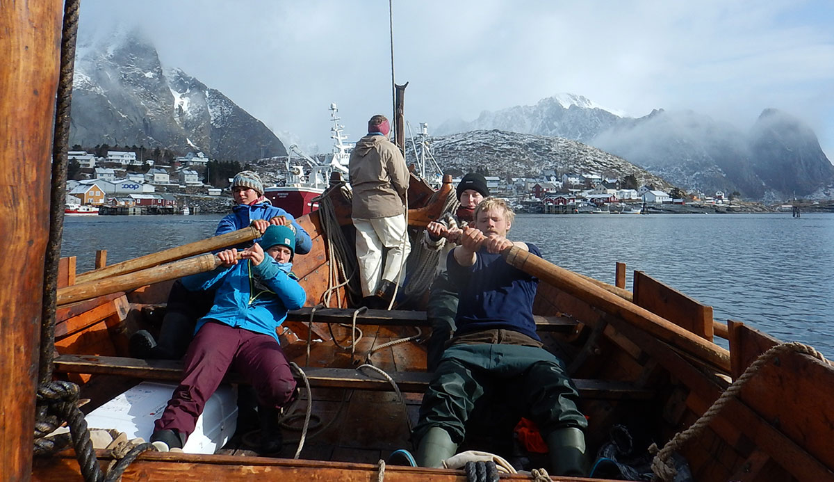 Rowing into Reine