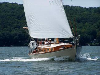 Great Lakes Class sloop, undersail looking at bow, starboard side