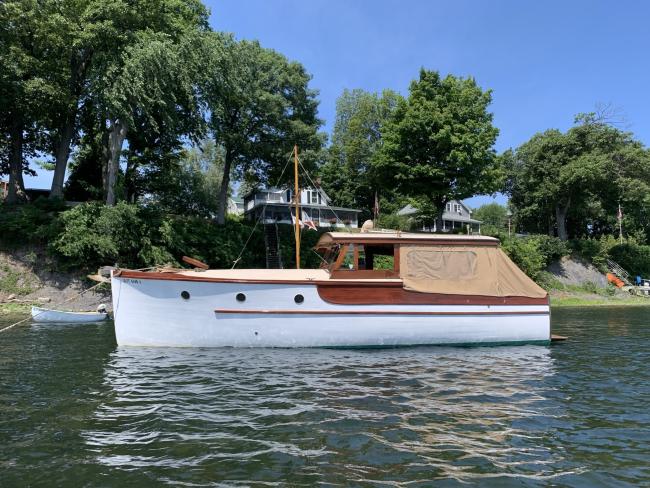 1938 Elco Marinette Cruiser – Naulakha, in water port side view