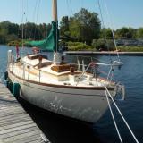 Beautiful 28' sloop, docked starboard side bow view
