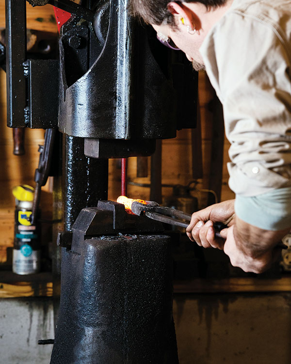 Med is careful to make the handle as round as possible during the initial shaping.