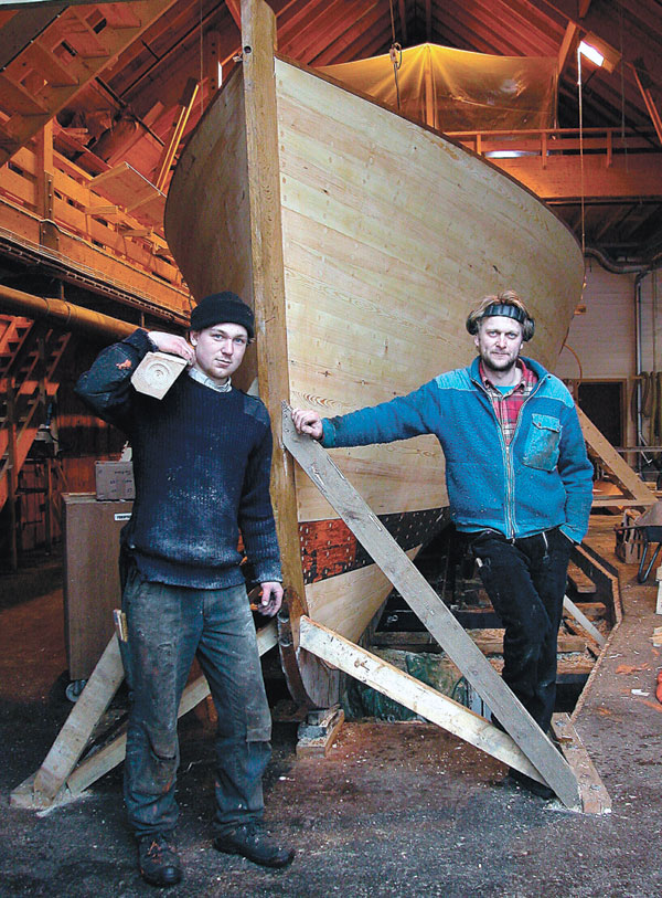 Two builders use the long saw
