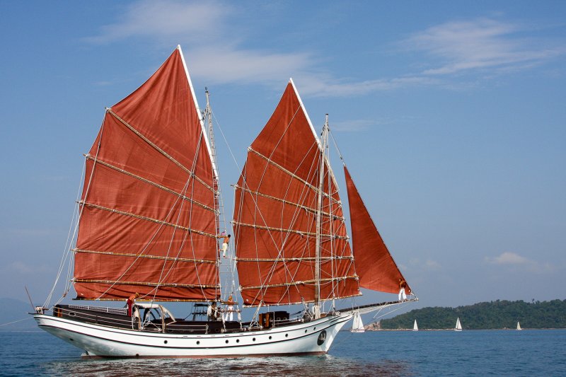 Naga Pelangi sailing