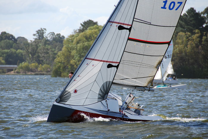  i550 racing sailboat photo