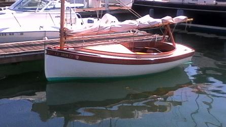 BILL GARDEN 12FT “TOMCAT” CATBOAT, docked port side bow view