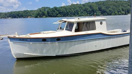 Bluejacket  27' 2008, inwater port side view