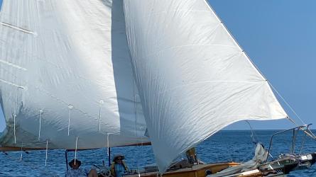 26 foot Stadel cutter for sale, undersail bow starboard side view