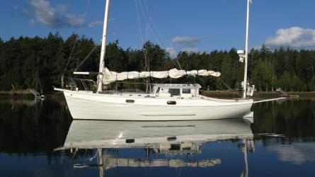 30’ BOLGER CAT-YAWL, in water, starboard side view