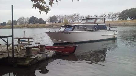 Broadwater Boats Bay Breeze power cruiser.