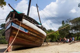 Raising the second mast on the Musafir.