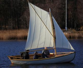 Långedragsjulle 10 sailing.