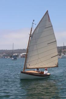 BILL GARDEN 12FT “TOMCAT” CATBOAT, undersail port side bow view