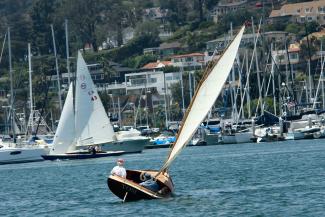 BILL GARDEN 12FT “TOMCAT” CATBOAT, under sail looking at stern