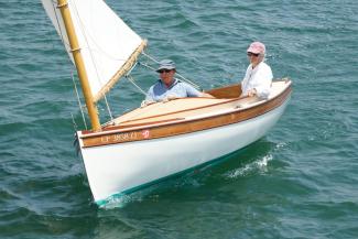 BILL GARDEN 12FT “TOMCAT” CATBOAT, undersail port side bow view