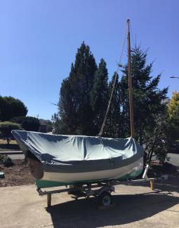 BILL GARDEN 12FT “TOMCAT” CATBOAT, on trailer, covered, starboard side, stern view
