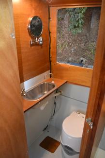 Surf Scoter Cruiser 22, head and sink