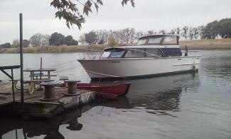 Broadwater Boats Bay Breeze power cruiser.