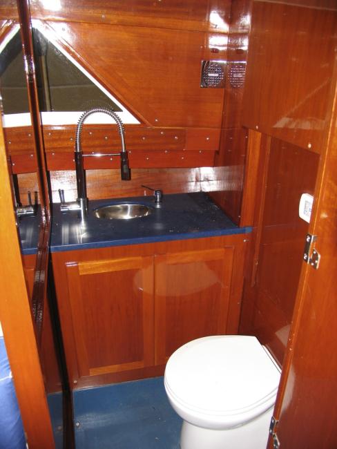 1963 Chris-Craft Futura 33', view of head area