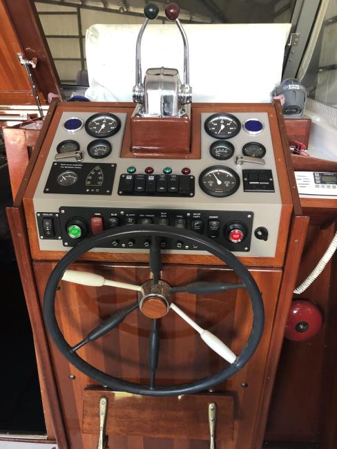 1963 Chris-Craft Futura 33', view of wheel and controls