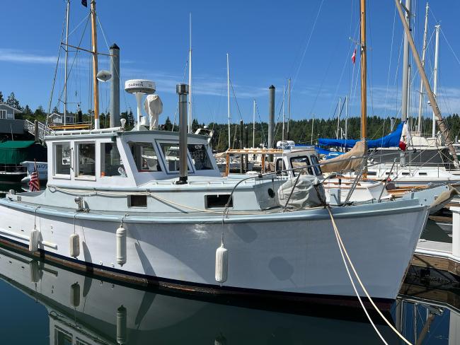 1972 Custom Sedan Cruiser, moored starboard bow side view