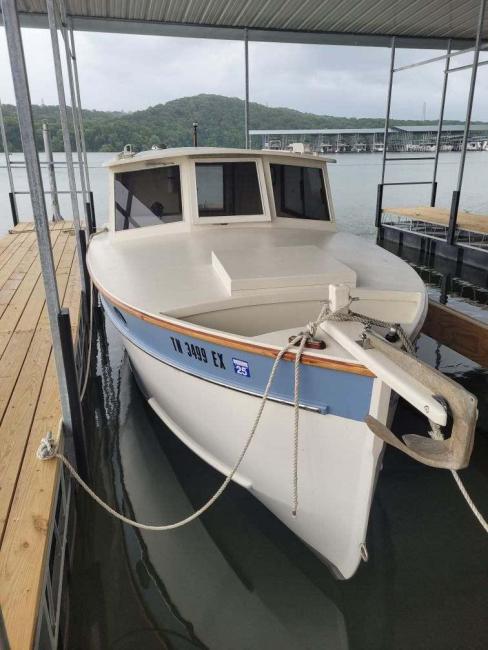 2008 27' custom cruiser, bow starboard side view