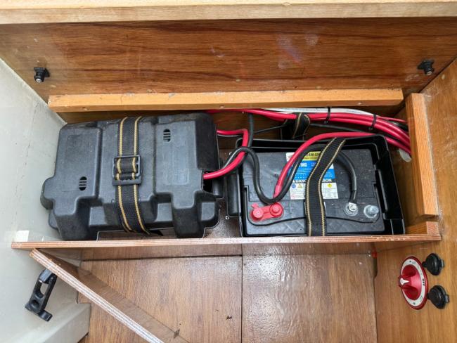 AREY'S XFC 22' CAT, view of battery and wires