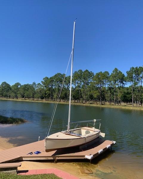 Arch Davis Ace 14, in water, port side bow view