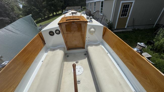 BRIDGES POINT 24, Sail #37, view of deck