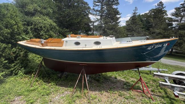 BRIDGES POINT 24, Sail #37, starboard view