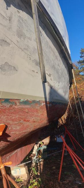 Eldridge-McInnis Magellan 35, upclose side view