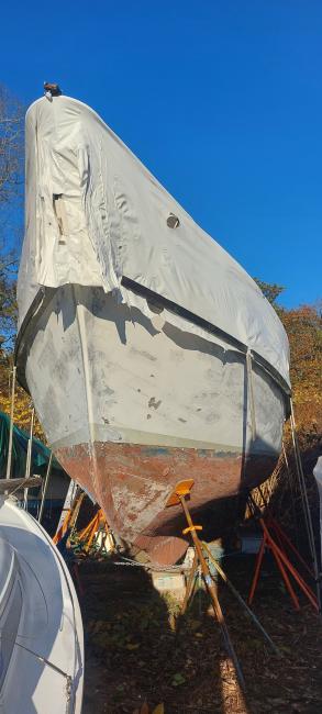 Eldridge-McInnis Magellan 35, outise, cover view of bow