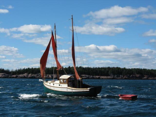 30' 1994 Bryan Motorsailer, undersail port side view