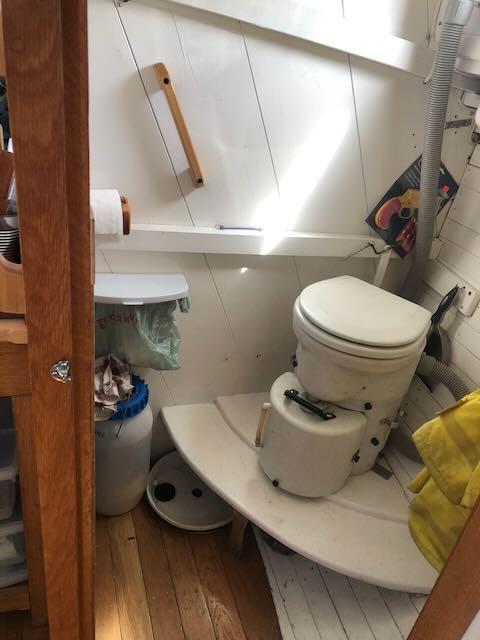 30' 1994 Bryan Motorsailer, view of head inside