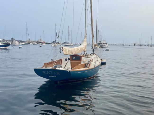 BRIDGES POINT 24, Sail #37, stern starboard side view
