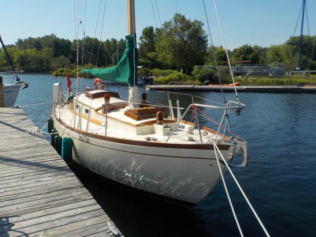 Beautiful 28' sloop, docked starboard side bow view