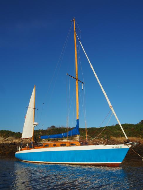 CONTROVERSY 36, in water starboard side view