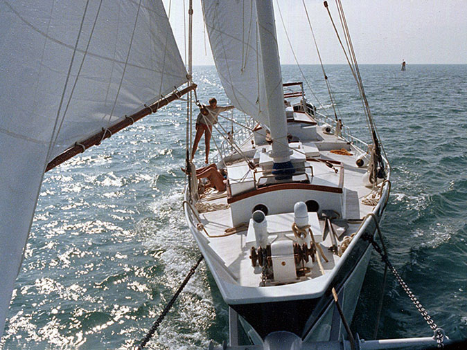 LUCAYAN sailing.