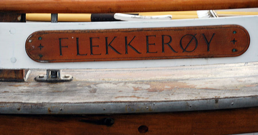 FLEKKERØY name board.